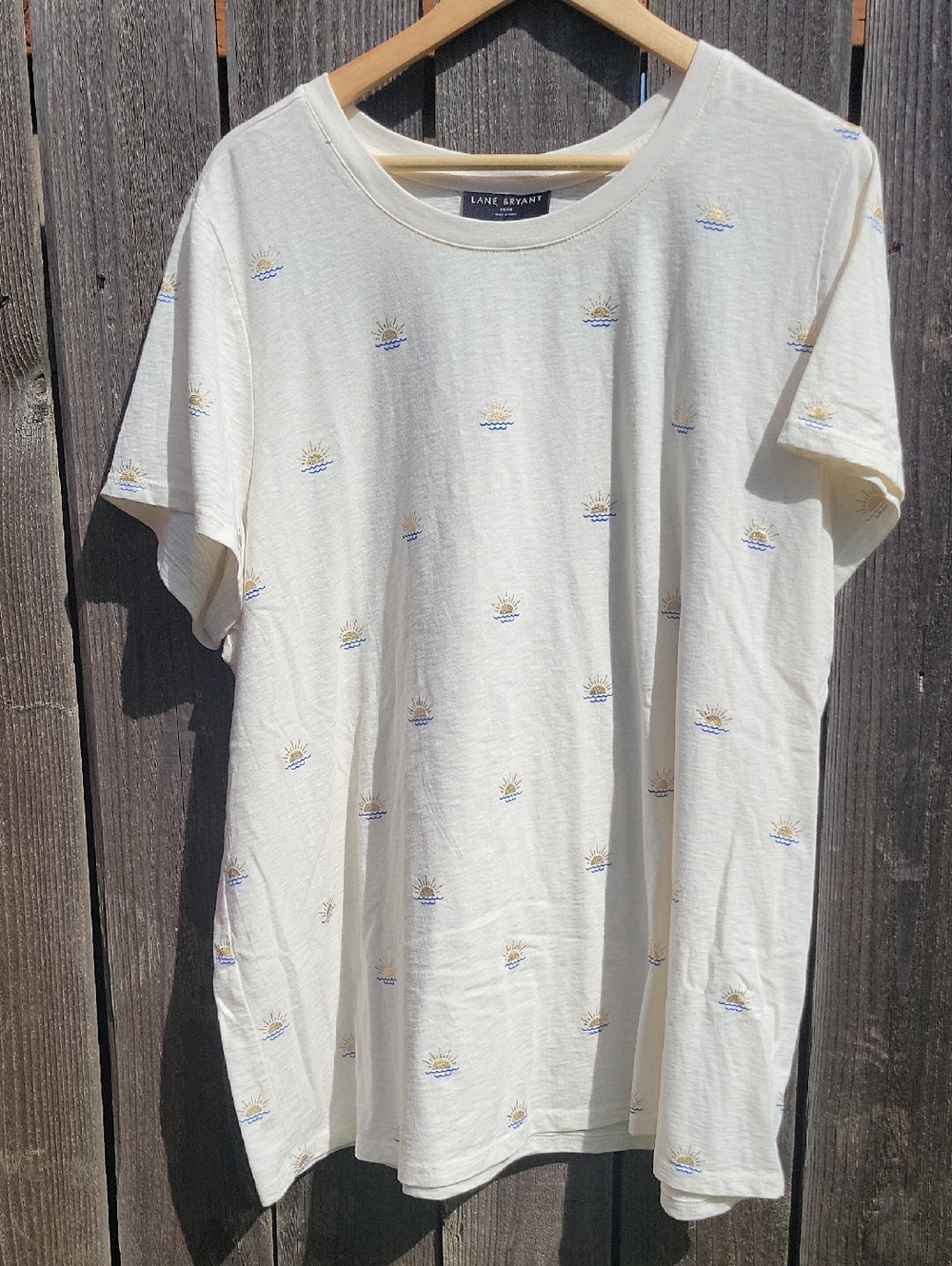 Lane Bryant Cream Short Sleeve Tee with Sun & Wave Motif
